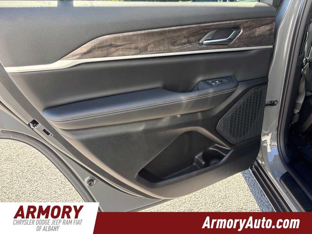 2027 Jeep Grand Cherokee Laredo Altitude