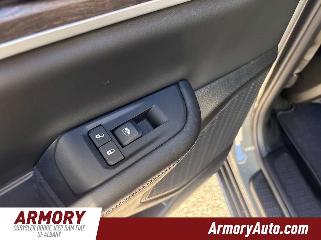 2027 Jeep Grand Cherokee Laredo Altitude