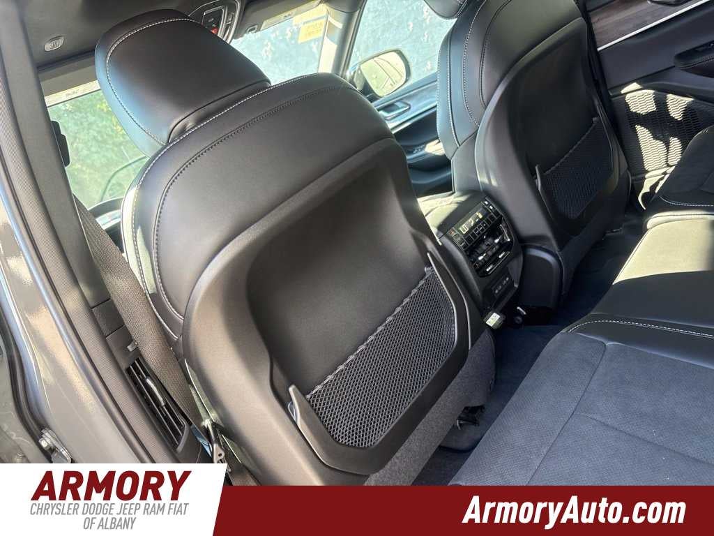 2027 Jeep Grand Cherokee Laredo Altitude