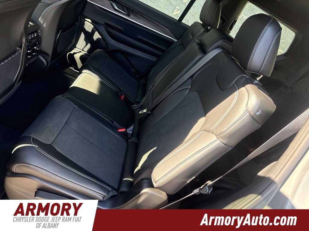 2027 Jeep Grand Cherokee Laredo Altitude