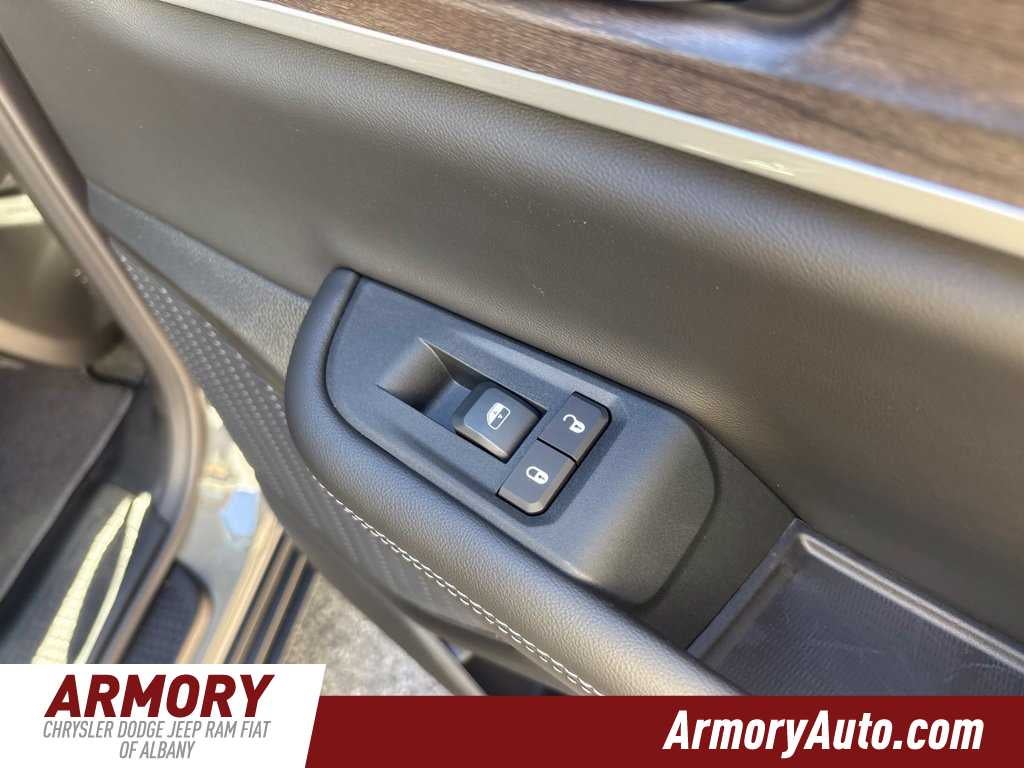 2027 Jeep Grand Cherokee Laredo Altitude