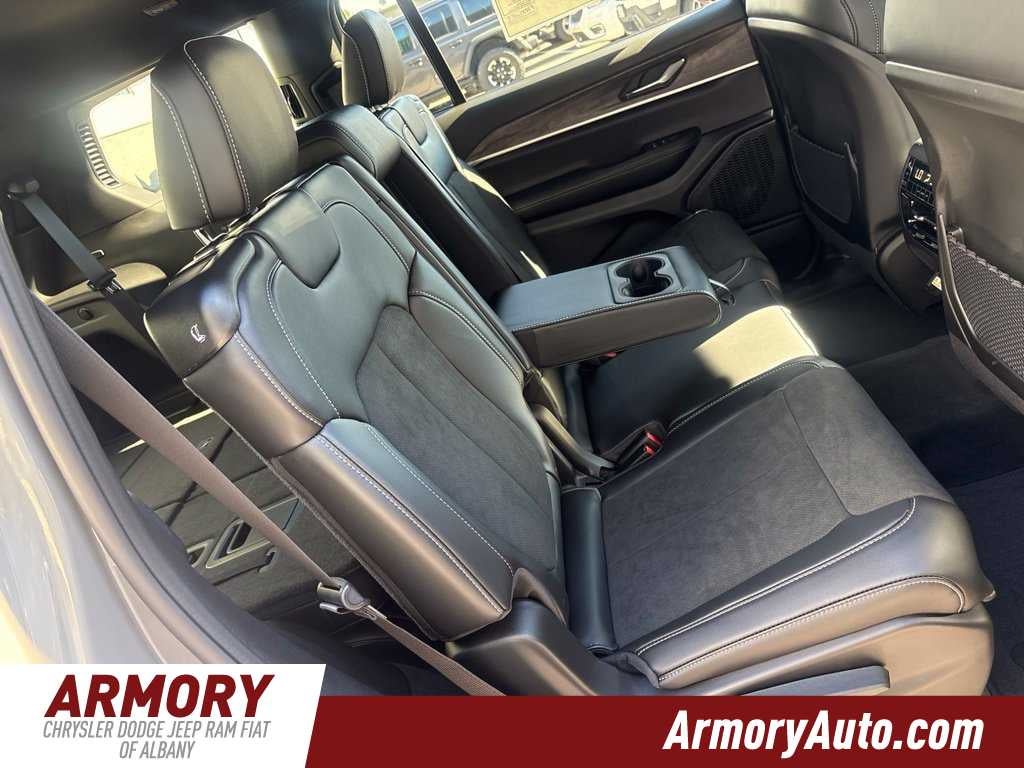 2027 Jeep Grand Cherokee Laredo Altitude