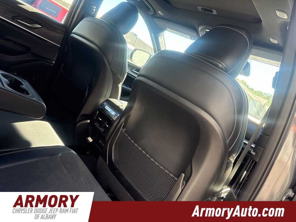 2027 Jeep Grand Cherokee Laredo Altitude