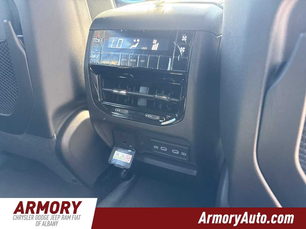 2027 Jeep Grand Cherokee Laredo Altitude