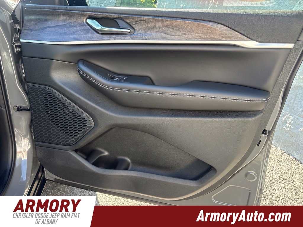 2027 Jeep Grand Cherokee Laredo Altitude