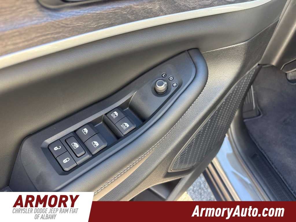 2027 Jeep Grand Cherokee Laredo Altitude