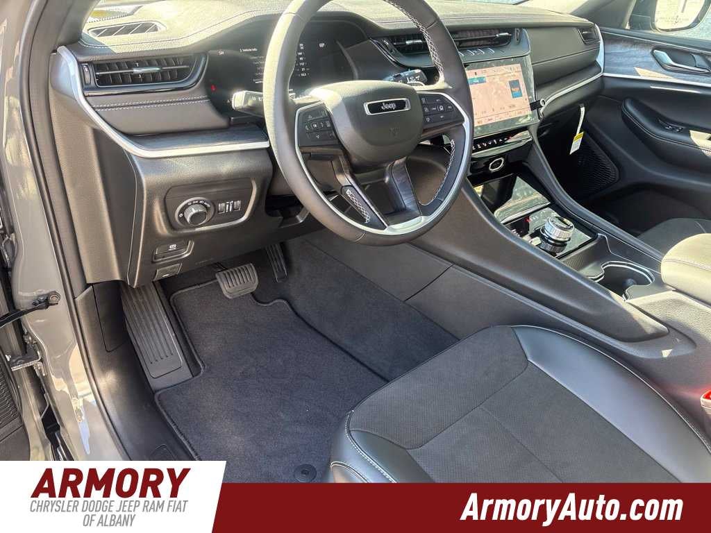 2027 Jeep Grand Cherokee Laredo Altitude
