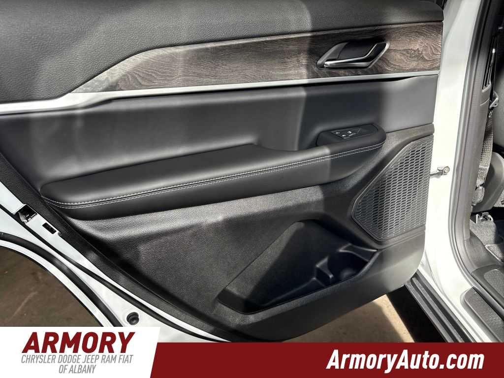 2027 Jeep Grand Cherokee L Laredo Altitude