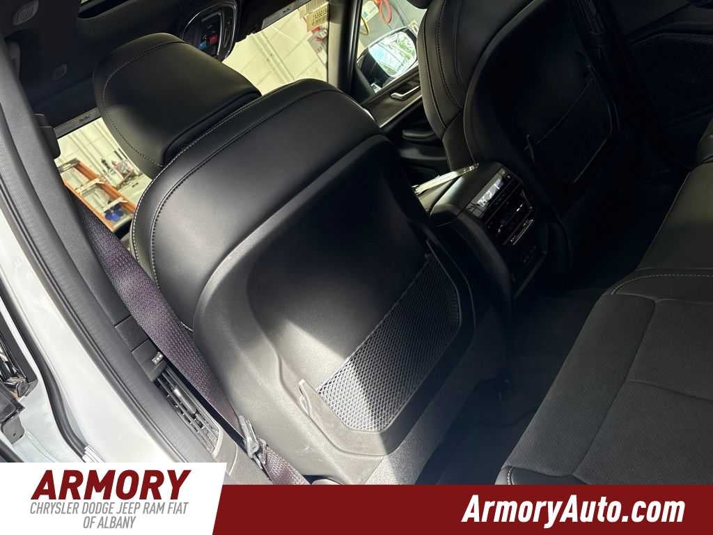 2027 Jeep Grand Cherokee L Laredo Altitude