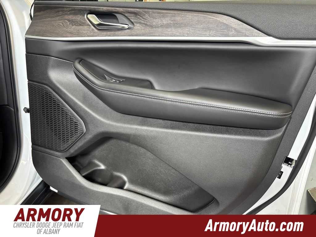 2027 Jeep Grand Cherokee L Laredo Altitude
