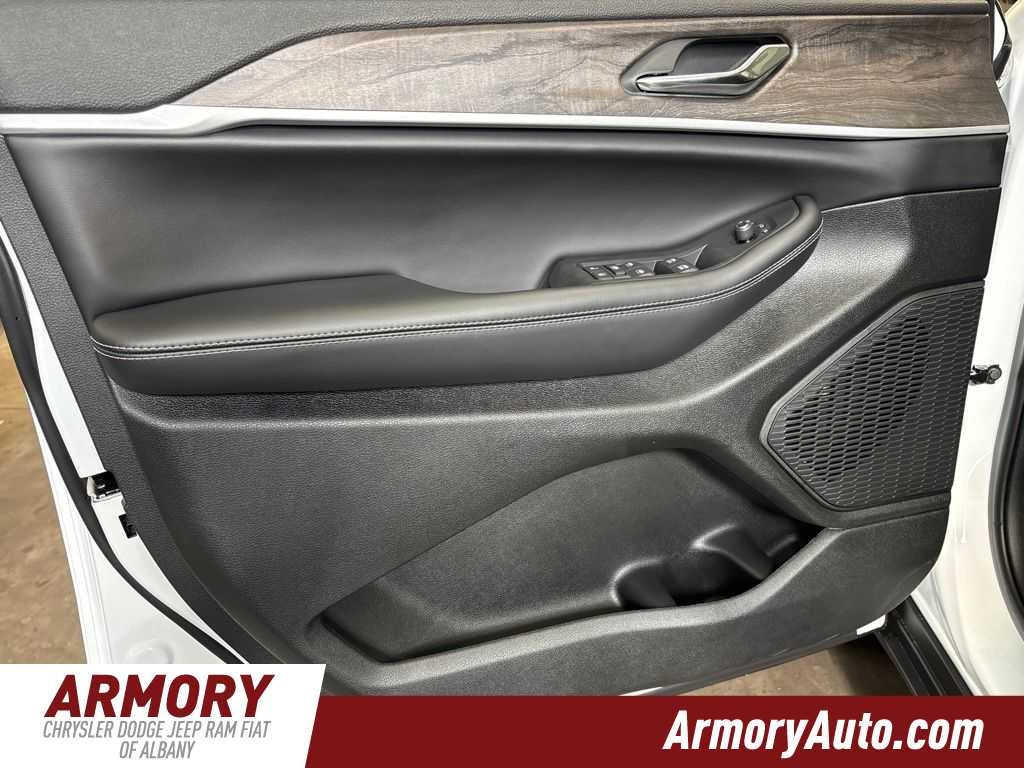 2027 Jeep Grand Cherokee L Laredo Altitude