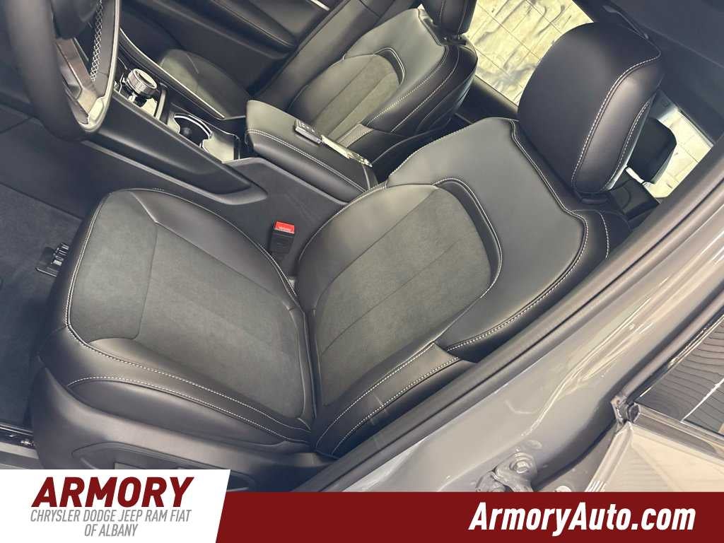 2027 Jeep Grand Cherokee Laredo Altitude