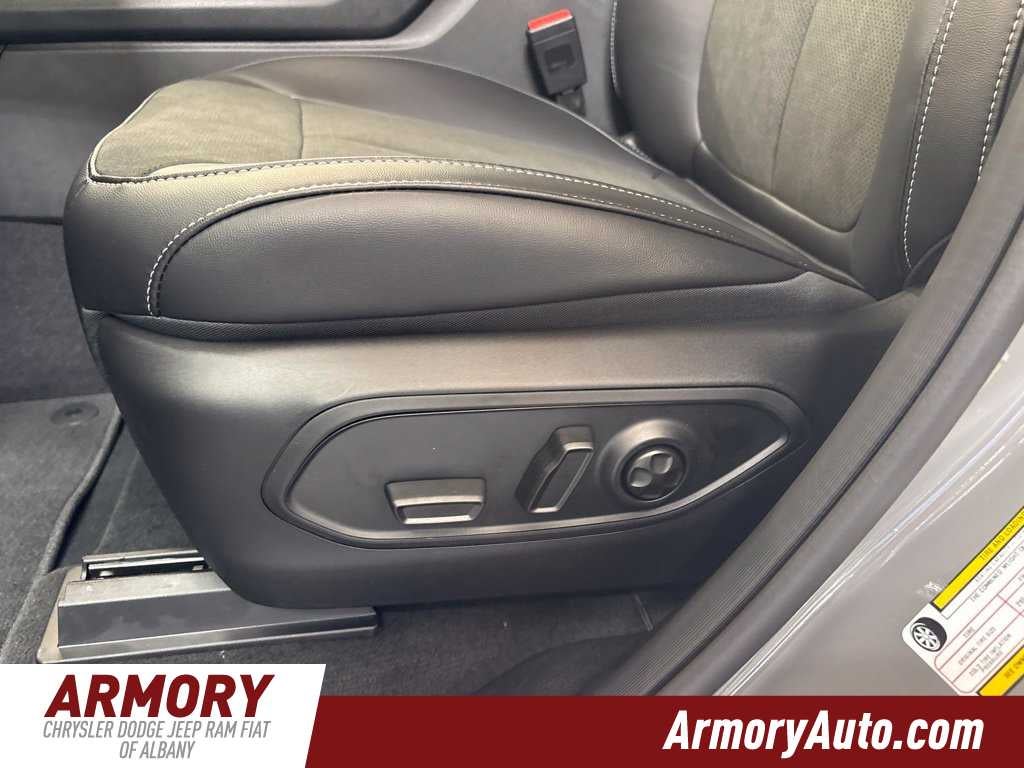 2027 Jeep Grand Cherokee Laredo Altitude