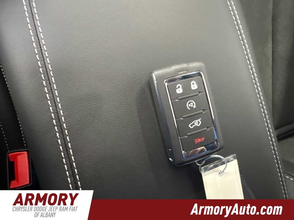 2027 Jeep Grand Cherokee Laredo Altitude