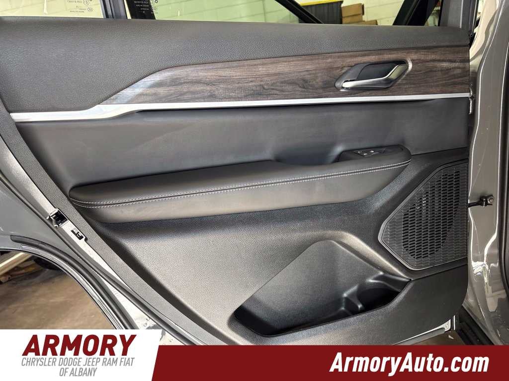 2027 Jeep Grand Cherokee Laredo Altitude