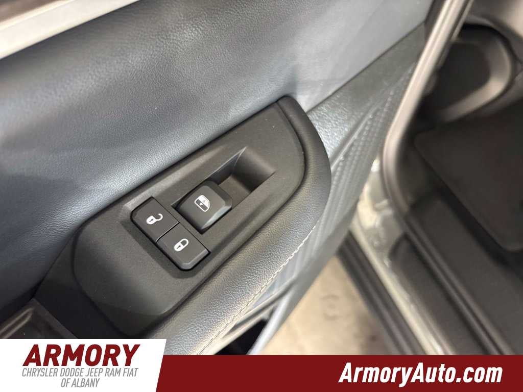 2027 Jeep Grand Cherokee Laredo Altitude