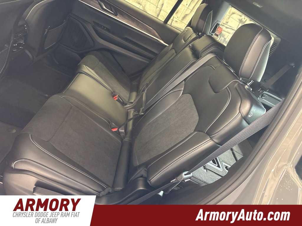2027 Jeep Grand Cherokee Laredo Altitude