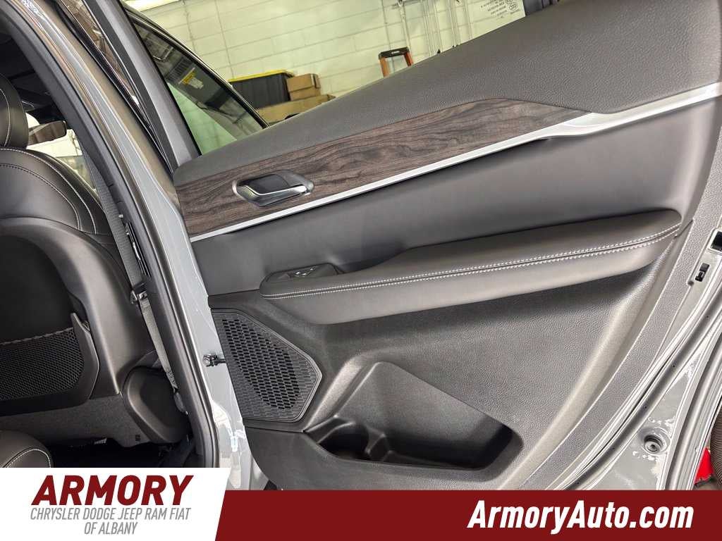 2027 Jeep Grand Cherokee Laredo Altitude