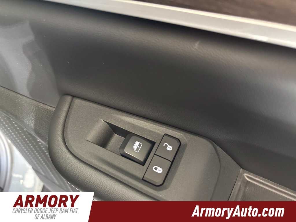 2027 Jeep Grand Cherokee Laredo Altitude