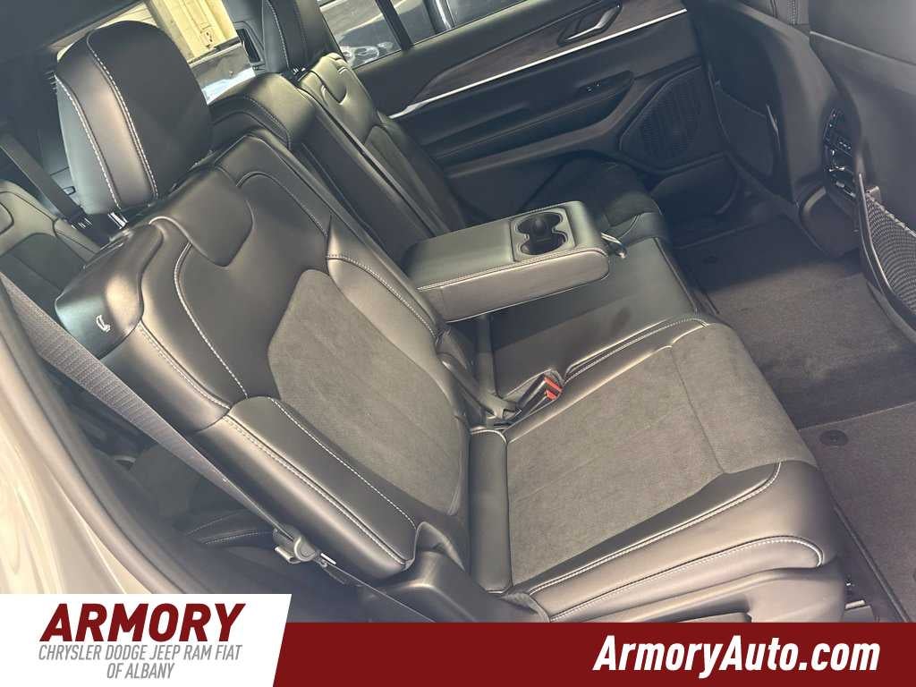 2027 Jeep Grand Cherokee Laredo Altitude