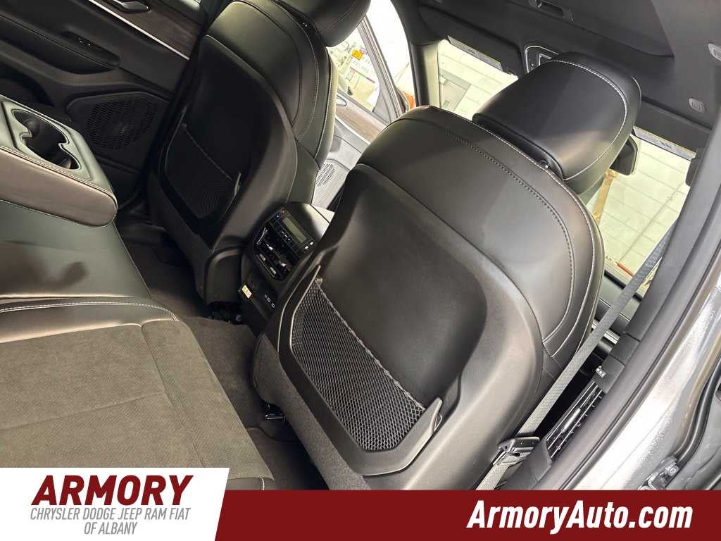 2027 Jeep Grand Cherokee Laredo Altitude
