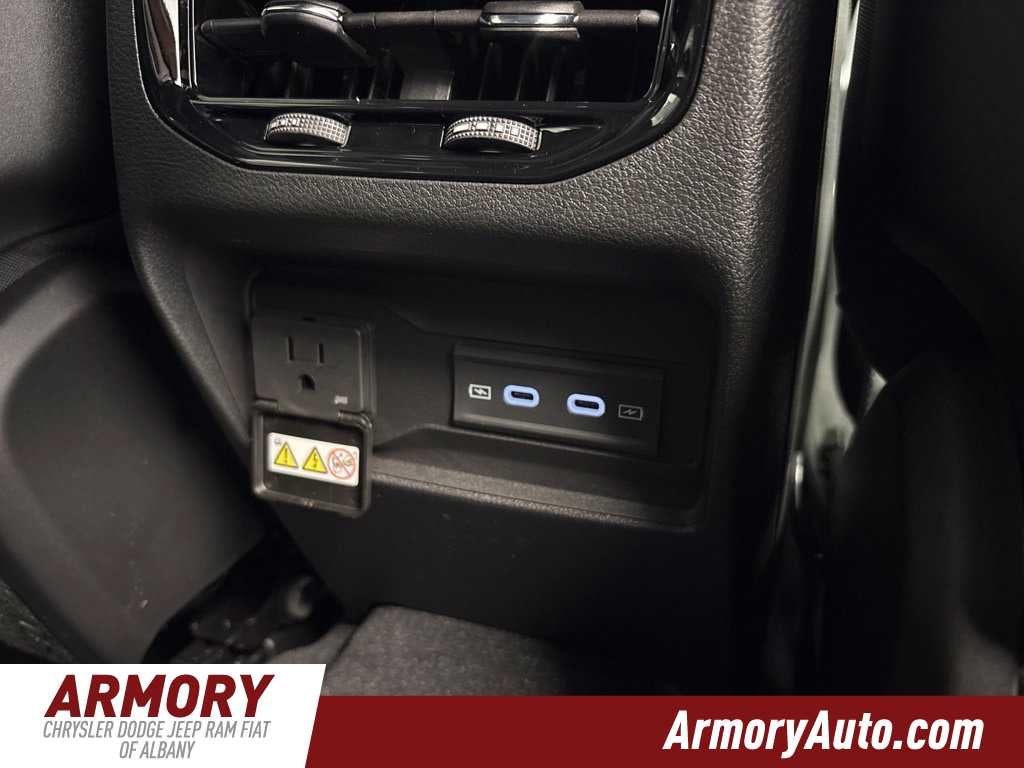 2027 Jeep Grand Cherokee Laredo Altitude