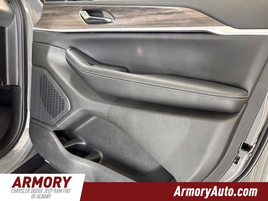 2027 Jeep Grand Cherokee Laredo Altitude