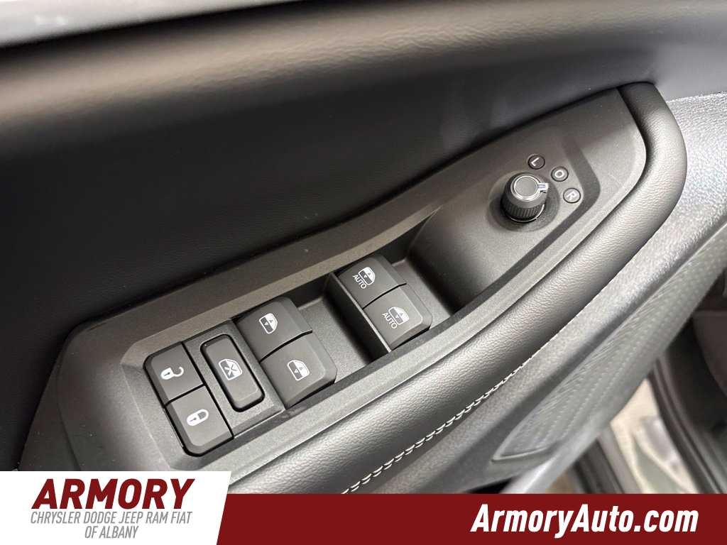 2027 Jeep Grand Cherokee Laredo Altitude