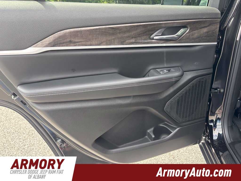 2027 Jeep Grand Cherokee L Laredo Altitude