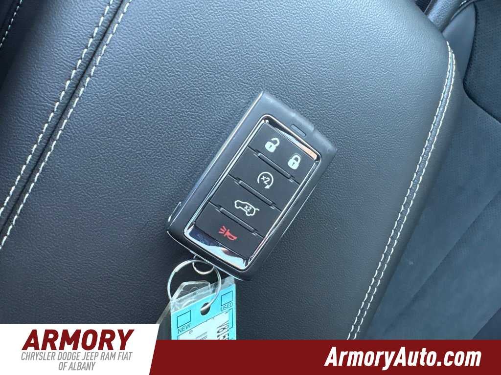2027 Jeep Grand Cherokee Laredo Altitude