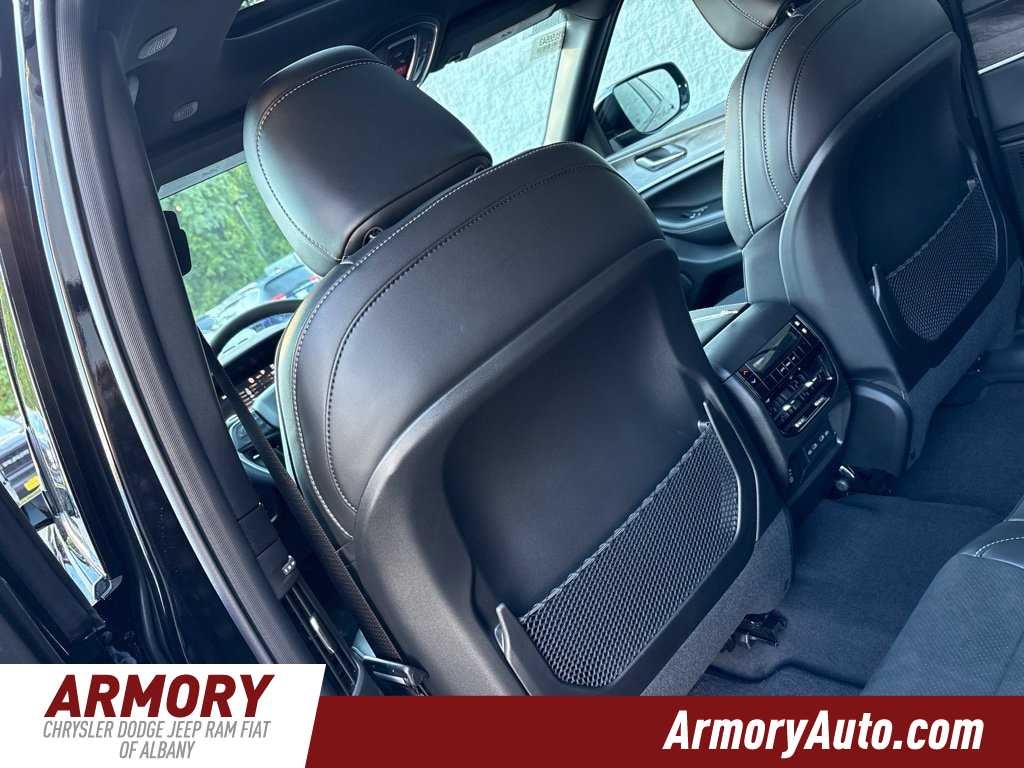 2027 Jeep Grand Cherokee Laredo Altitude