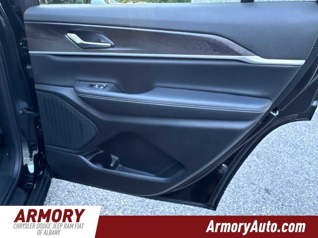 2027 Jeep Grand Cherokee Laredo Altitude