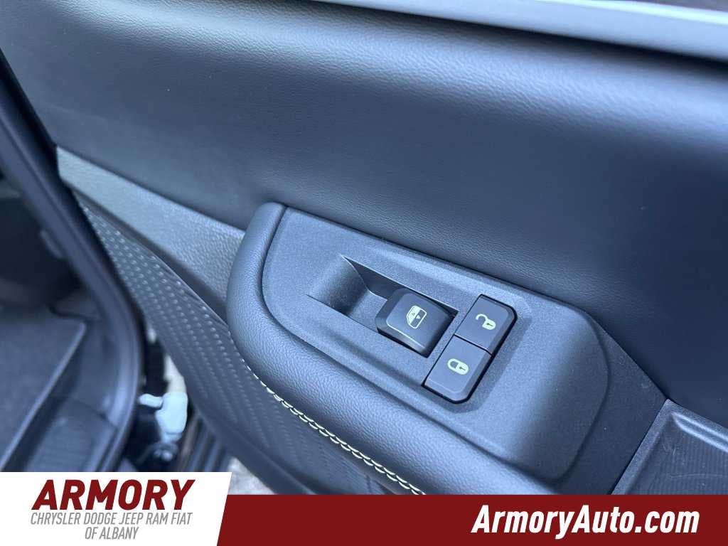 2027 Jeep Grand Cherokee Laredo Altitude