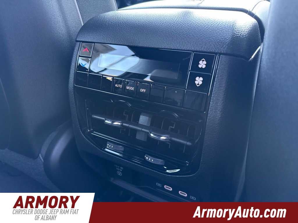 2027 Jeep Grand Cherokee Laredo Altitude