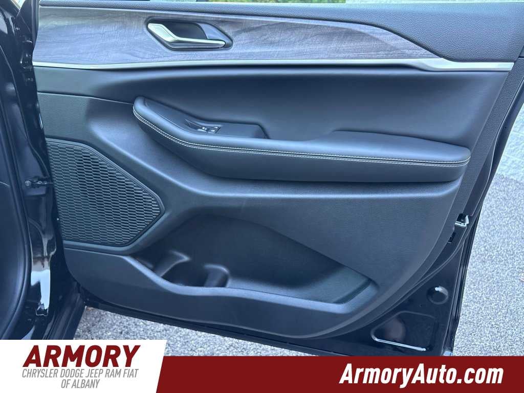 2027 Jeep Grand Cherokee Laredo Altitude