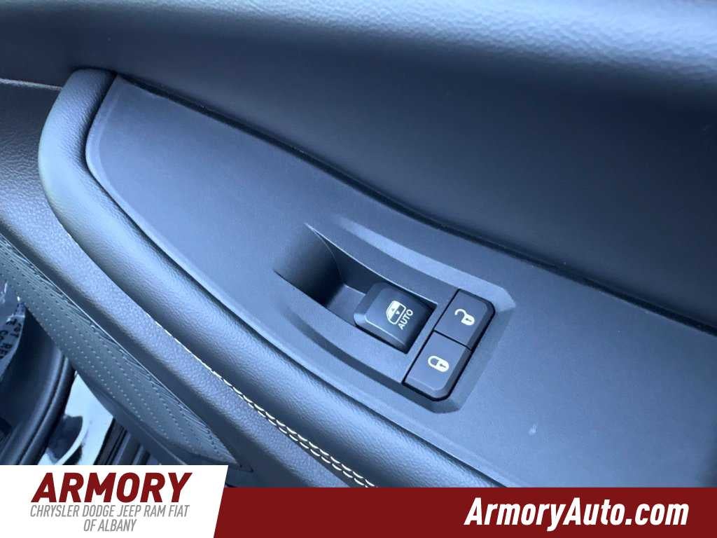 2027 Jeep Grand Cherokee Laredo Altitude