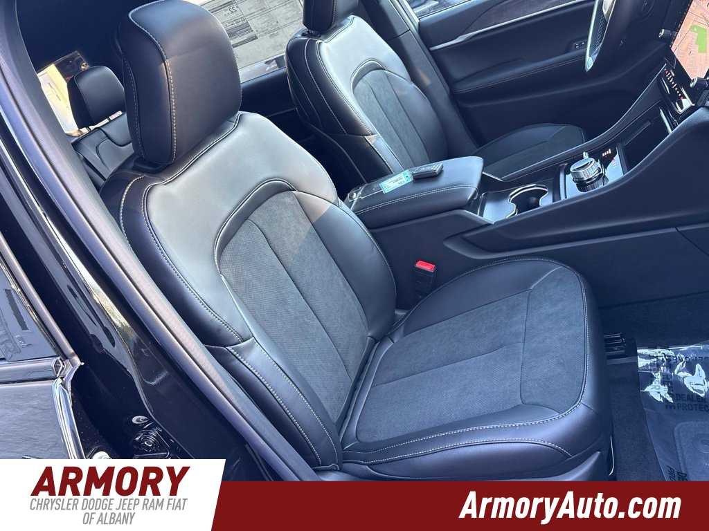 2027 Jeep Grand Cherokee Laredo Altitude