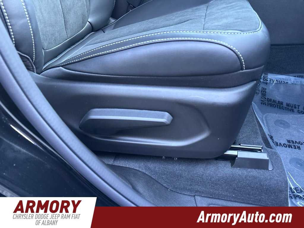 2027 Jeep Grand Cherokee Laredo Altitude