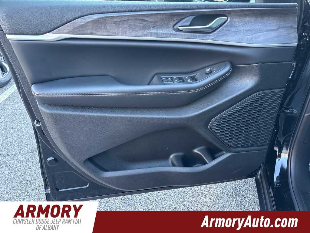 2027 Jeep Grand Cherokee Laredo Altitude