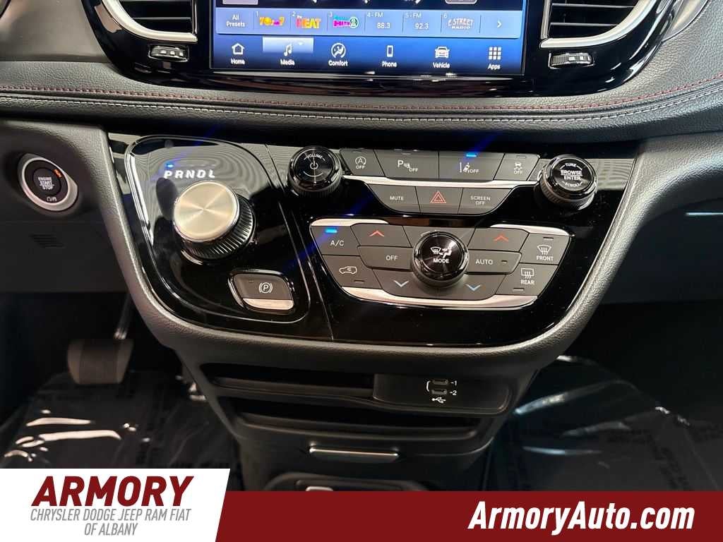 2027 Chrysler Pacifica Select