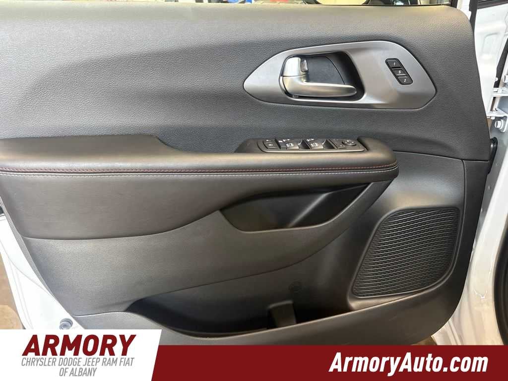 2027 Chrysler Pacifica Select