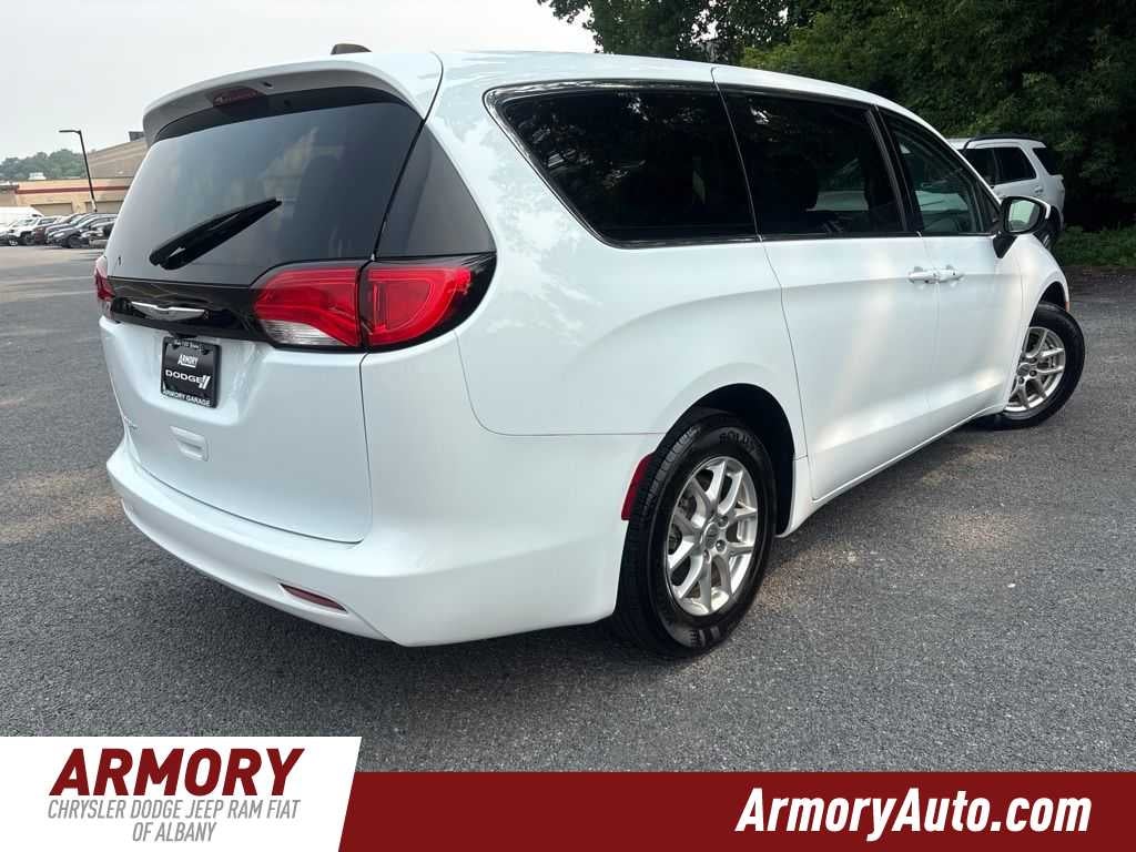 2023 Chrysler Voyager LX