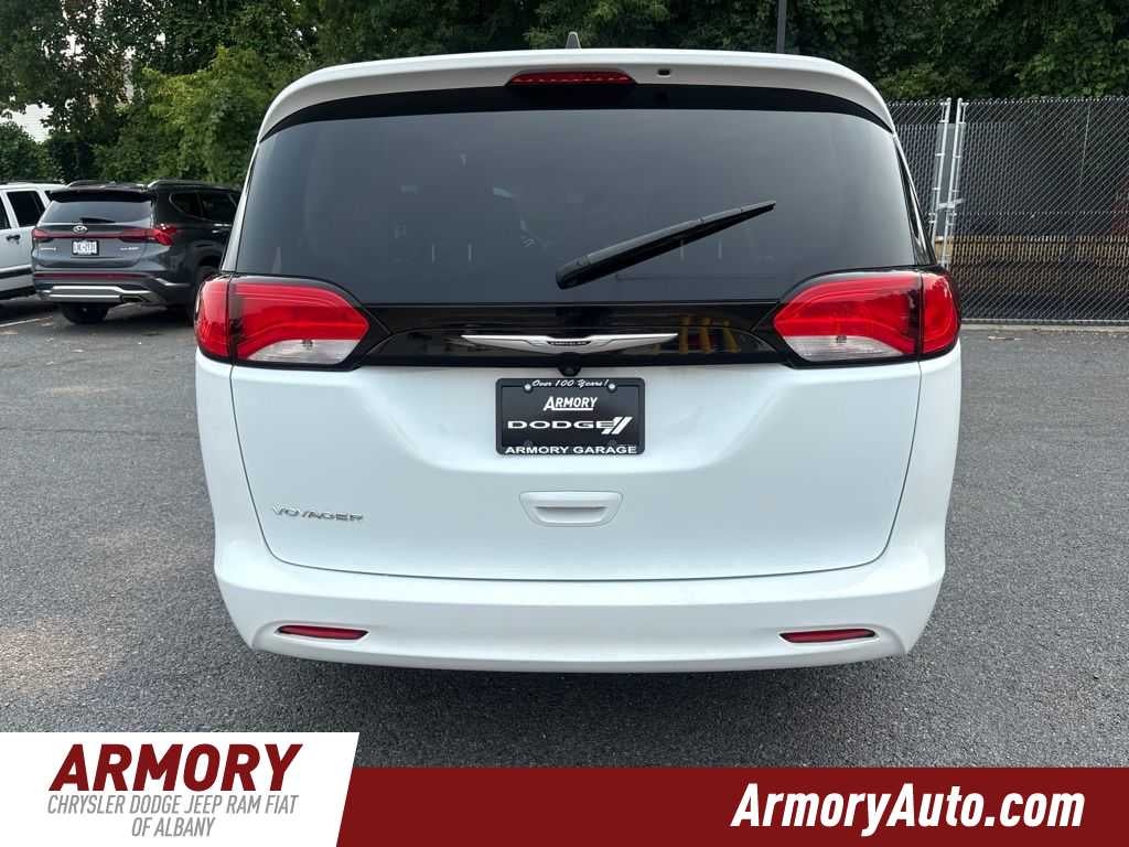 2023 Chrysler Voyager LX
