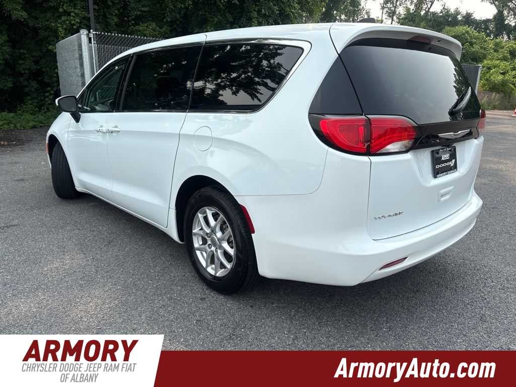 2023 Chrysler Voyager LX