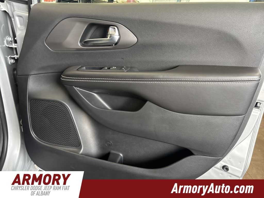 2026 Chrysler Voyager LX