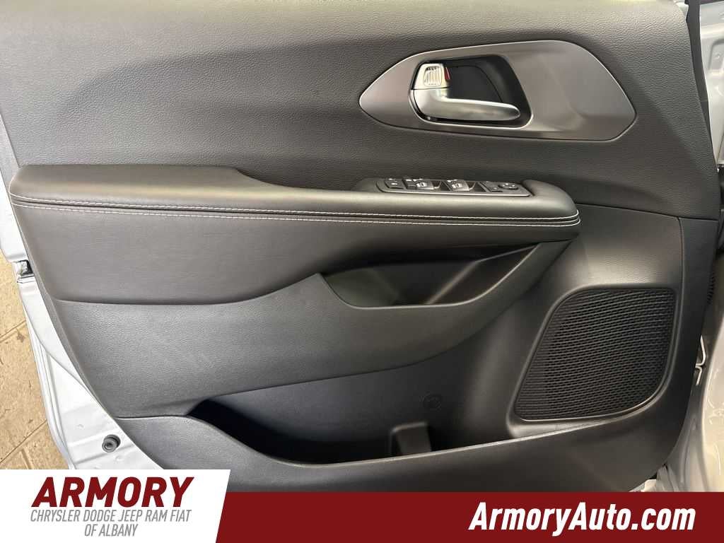 2026 Chrysler Voyager LX