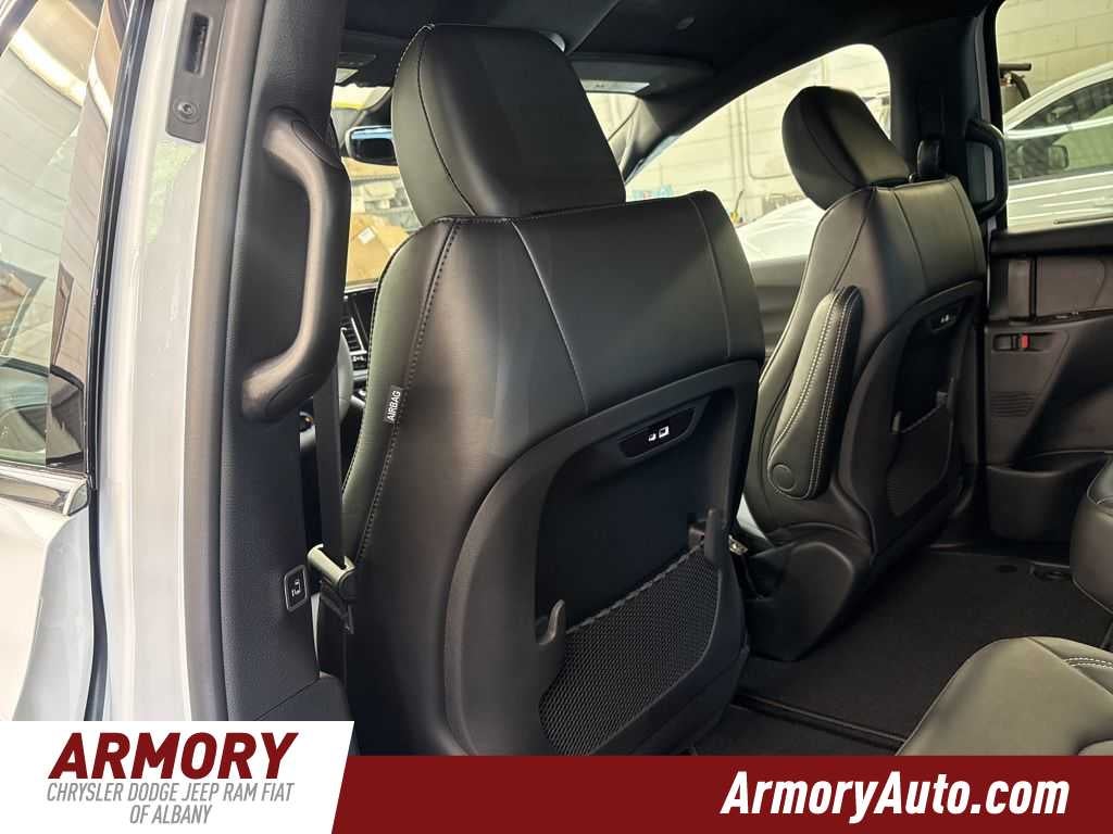 2027 Chrysler Pacifica Select