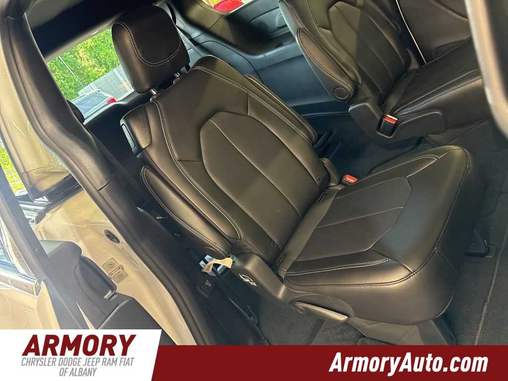 2027 Chrysler Pacifica Select