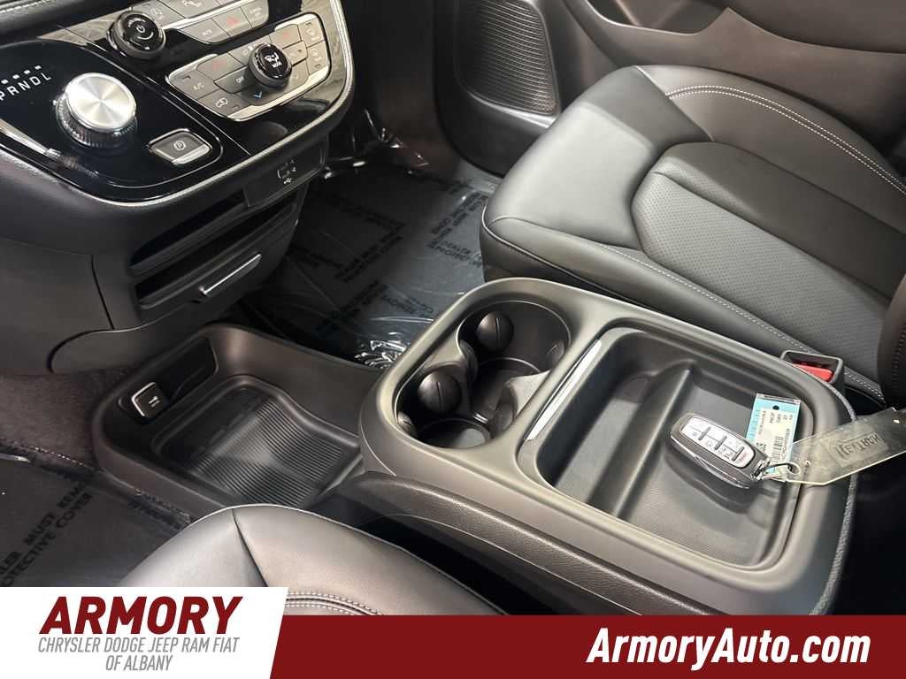 2027 Chrysler Pacifica Select
