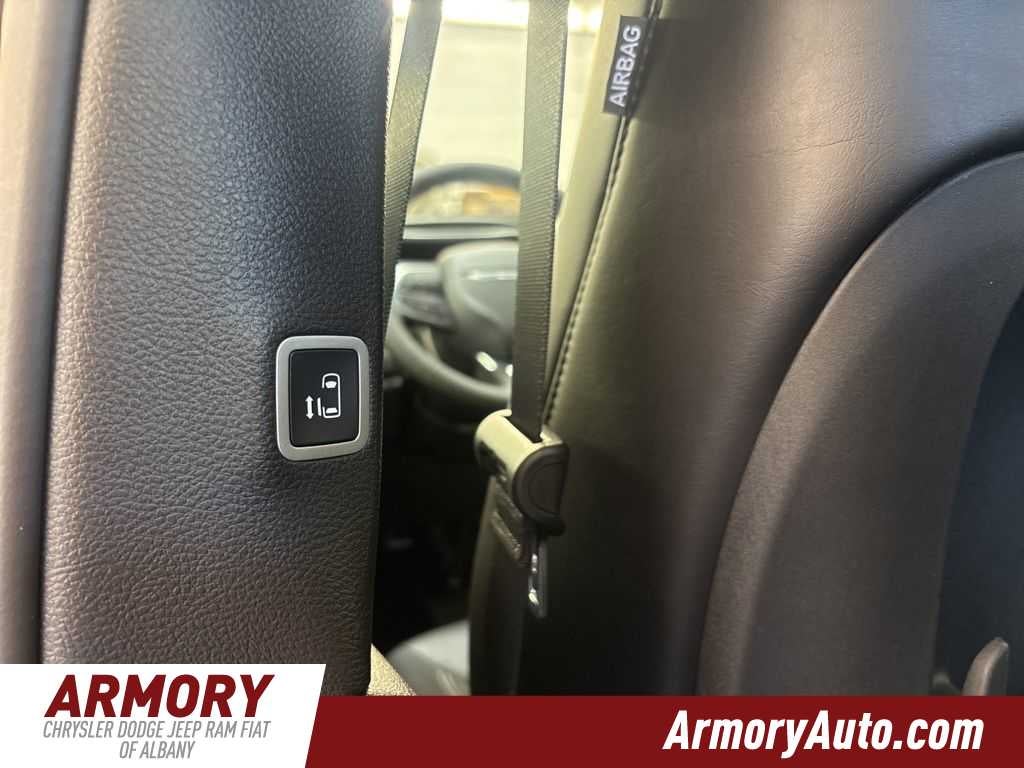 2027 Chrysler Pacifica Select